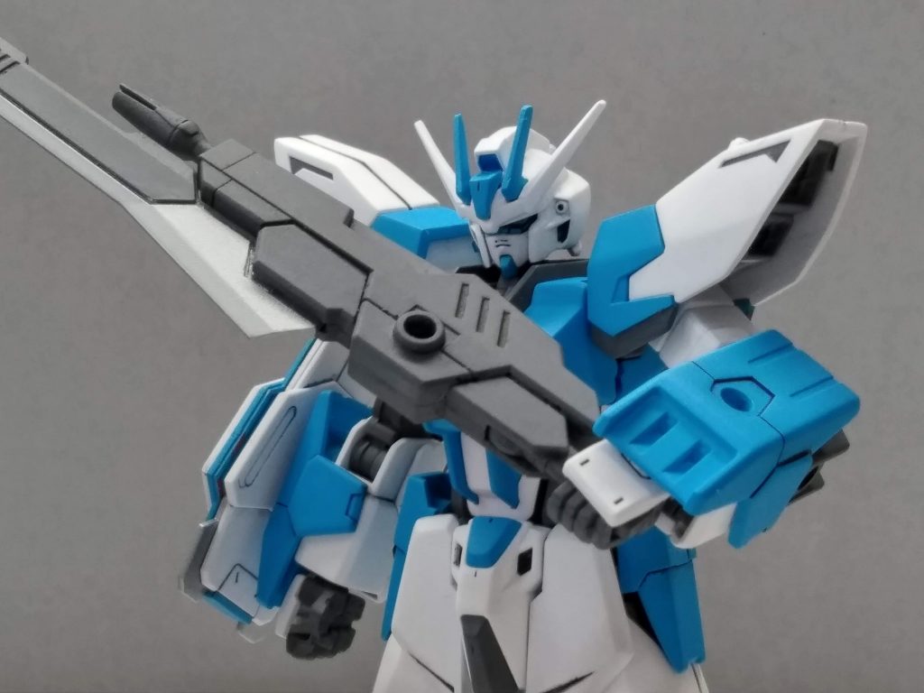 武装①ブレードライフル
･名前の通りブレードとしてもライフルとしても使える武器。
･紅ウェポンに付属するガンプレードの銃口にビルドストライクガンダムフルパッケージに付属するビームライフルの銃口を付けて作りました。
銃口にはビーム刃をつけることが出来、ビームを撃ってる風に出来ます。