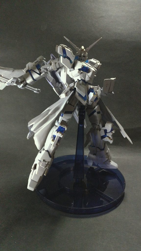 サフ吹いた.ちなみにここは大腿部を2パーツを分離し,可動化と見える.