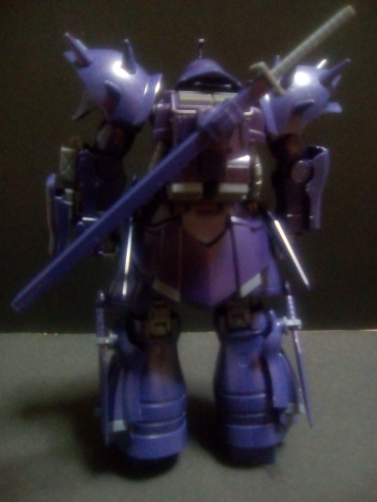 ノーマル状態の背面ショット。
 実はナハトで唯一引っかかる装備が、このカタナでして、MSなどの装甲がある硬い物をぶった斬るには細くて薄すぎ、武器の強度的にはどうなんだろう、と思うのです。
 造形的にはカッコイイと思うのですが、兵器として考えるなら、イフリート改みたいにヒートサーベルとかが妥当かな?と、でもヒートサーベルだと光って隠密行動に向かないのか?