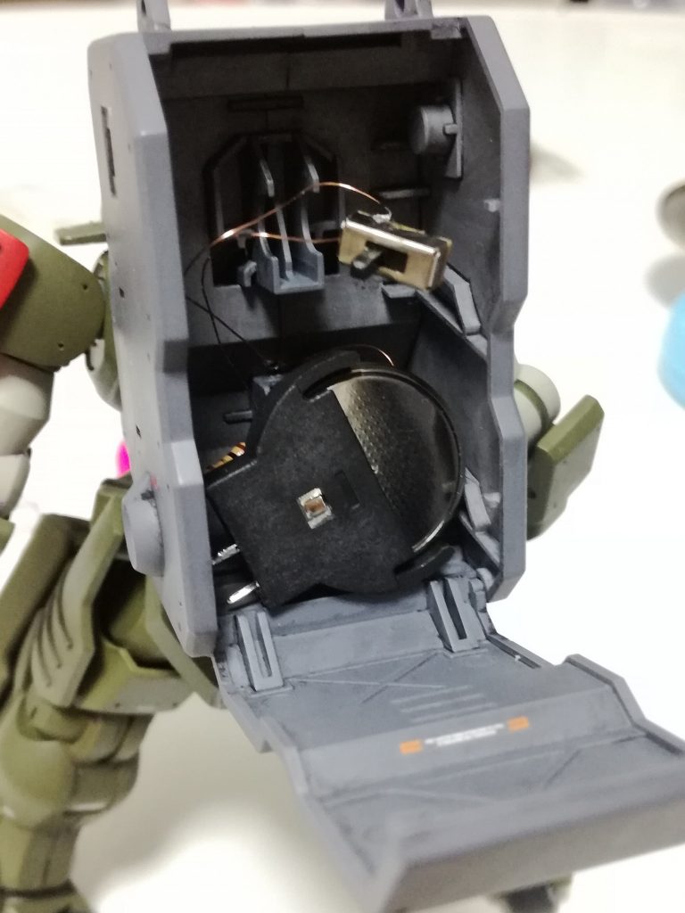 電池とスイッチはバックパックへ