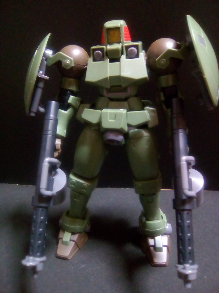 両手にマシンガンで、弾をばら撒きながら突撃する切り込み隊長的な存在です。
当然、被弾率も上がるので、防護措置として、両肩に盾を装備しています。