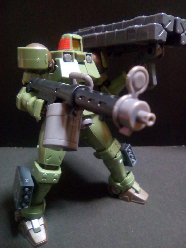 小隊の中衛を務めます。
ロケットランチャーで敵を面で制圧します。足にミサイルポッドを追加装備し、火力の向上を図っています。
右手のマシンガンは自衛用兼戦線維持用ですが、作戦の用途に応じてロケットランチャーに装備を交換する事もあります(下記)。