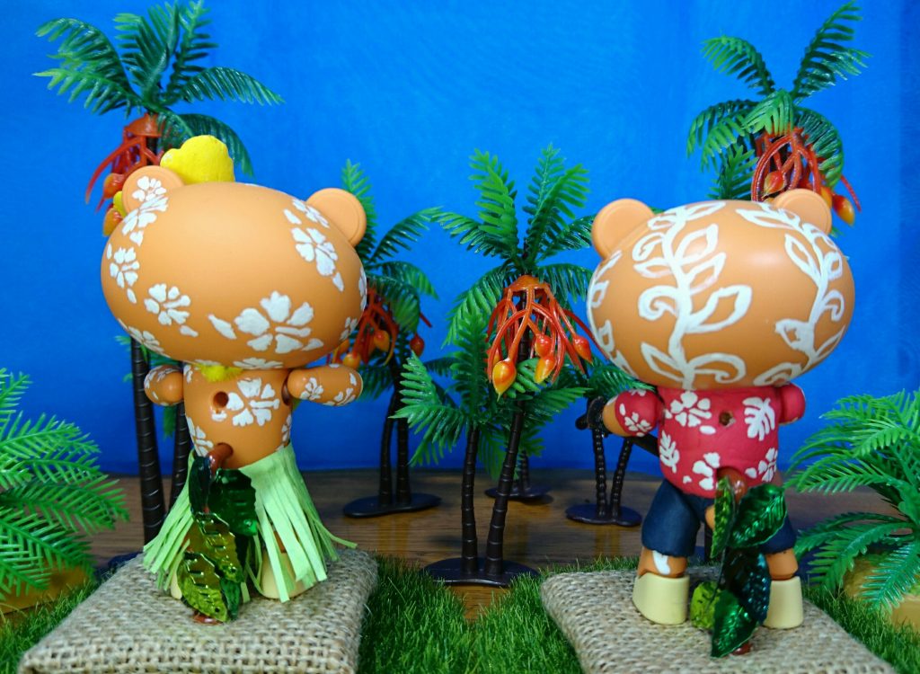 後ろ姿。プチッガイ本体は全身総柄にしました。トールペイント用アクリル絵具で手描きしています。
使用素材は次の通りです。
フラガール…デコレーションパーツ(ポスカで着色)、紙テープ、丸スパンコール、モール
ウクレレボーイ…樹脂粘土(ポスカで着色)
台座…麻リボン、葉スパンコール