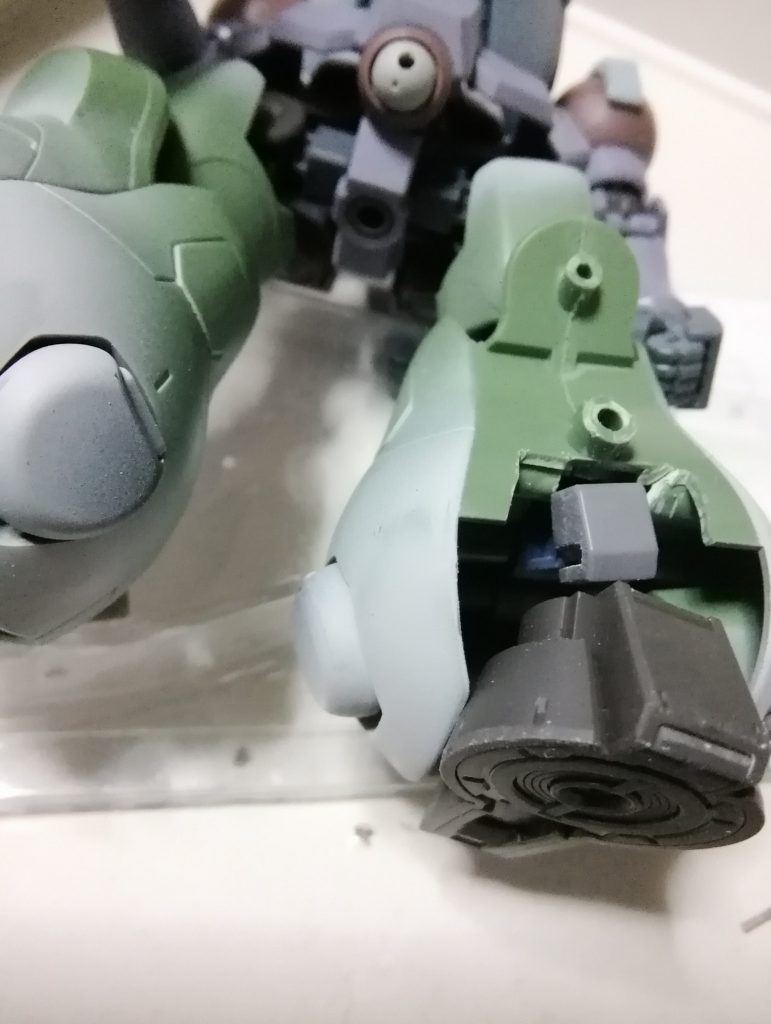 足首の構造はこんな感じで接続していて結構フレキシブルに動かせるので意外と接地性は高いです。