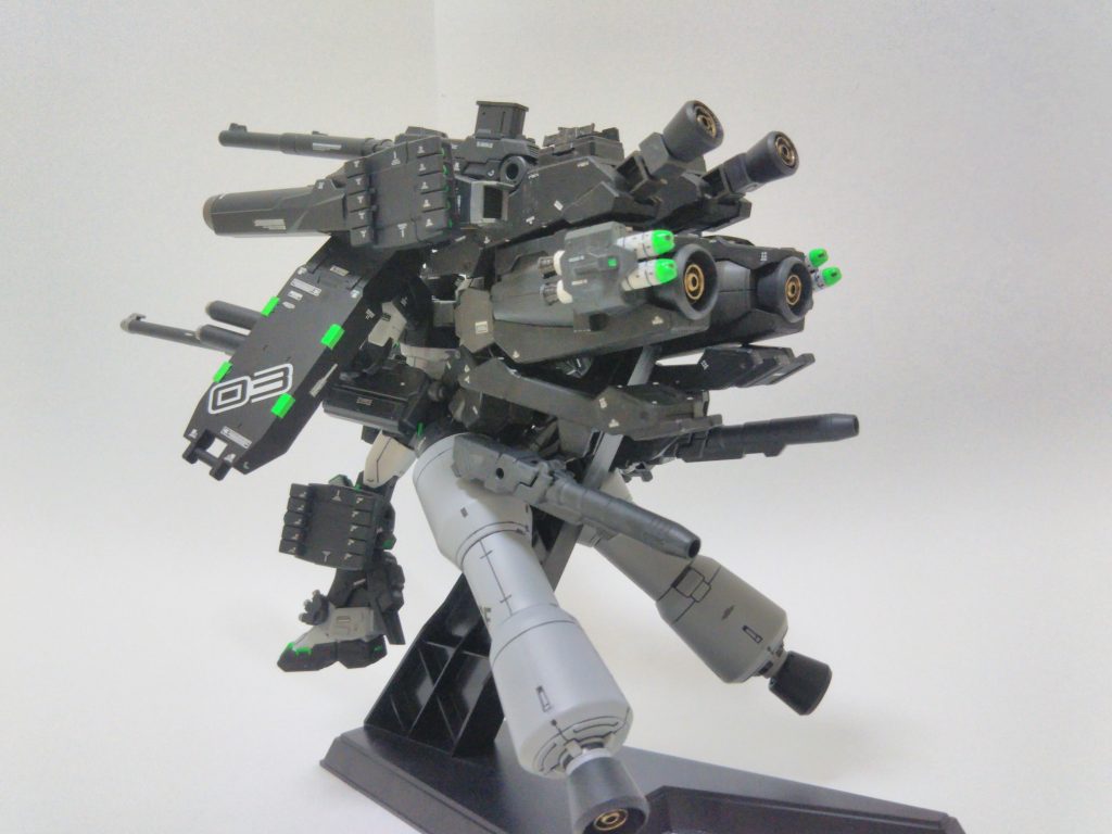 戦闘時機体バックパックに装着
飛行可能
300mm滑空砲×2
キャノン×2
二連式誘導ミサイル×2