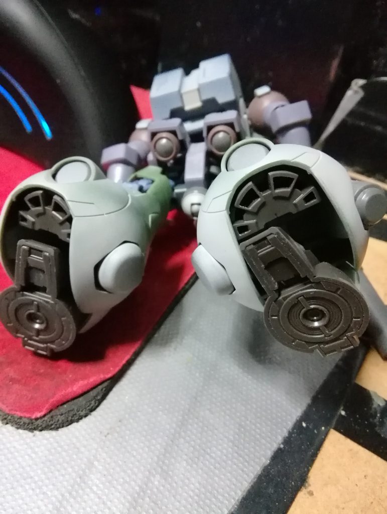 脛裏のスペースには大量に余ってたグリモアの踵をホバーユニットとして仕込んでみました。