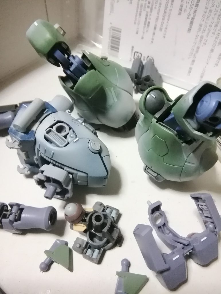 各部追加ディテール。特にグシオン足は膝周りがスッカスカなので詰めています。