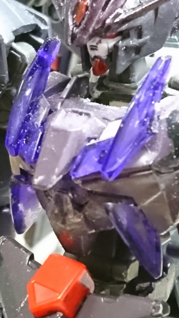 胸部装甲には、フロストコンバーターと4つのアイスメタル結晶体があり凍結粒子の精製と貯蔵を同時に行い機体全体に循環させている。
又、中央のレンズ体の奥には「コキュートス」の中枢と制御機関がある。