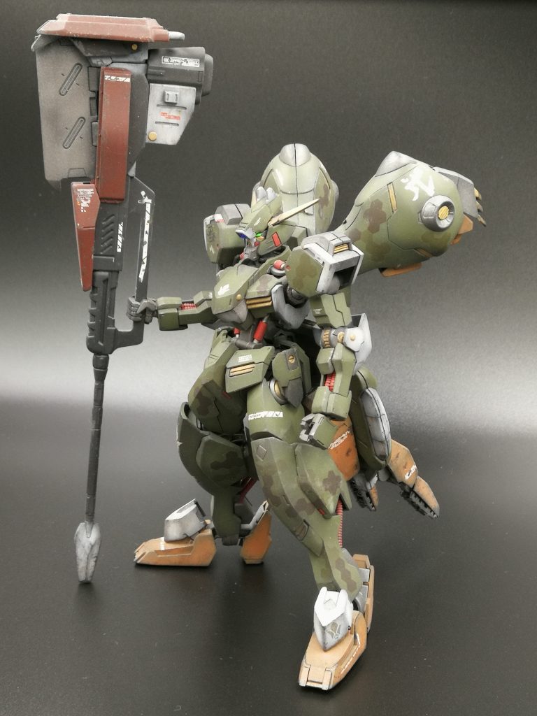 武器も明弘をイメージして大型にしてます。
色は緑に加えハイキューパーツさんのヘックス迷彩デカールを貼ってみました。