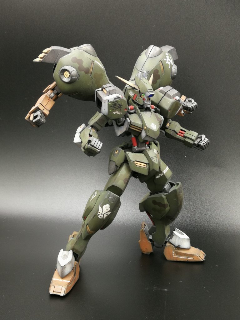 特徴の隠し腕はグレイズのを使用ということなのでオレンジで色分けし、後付け感を出してみました。