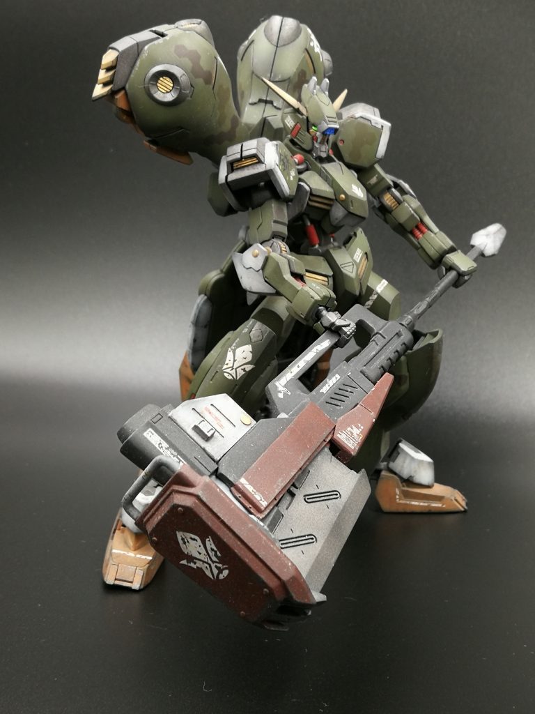 「グリズリーアックス」
一つでハンマー·アックス·ジャベリンの使い方が出来る武器です。
筋肉ムキムキの明弘しか使えなさそうな武器ですね(^^;