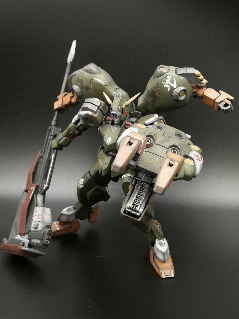 バイソンシールド
防御だけでなく、握り潰すといった攻撃も可能な武器です。
どちらの武器もジャンクパーツを組み上げて仕上げました。