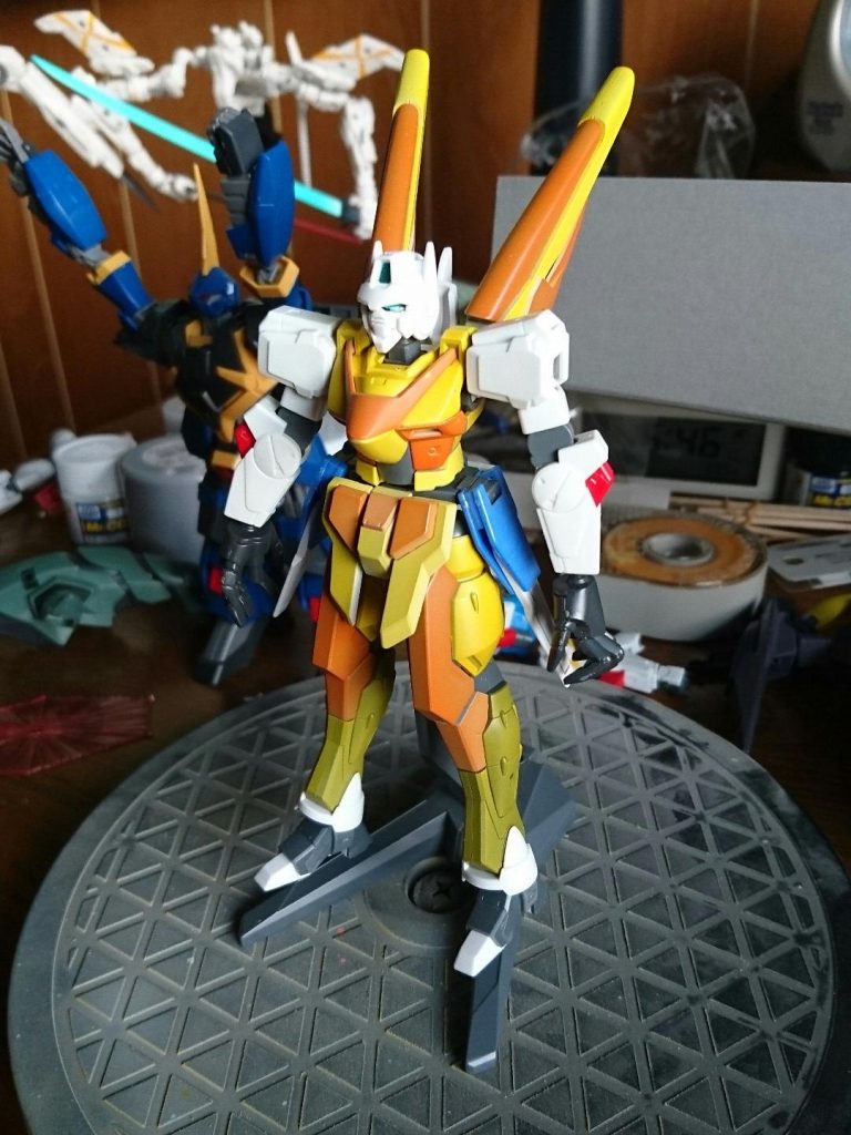 もともとはカタログスペック上測定不能な推進力を持つV2ガンダムと瞬発力に秀でたAGE-1スパローをミキシングしたスピード特化の機体として作り始め、見た目バランスの改善でこの形に落ち着きました。配色は目立ってヘイトを集めるためです。