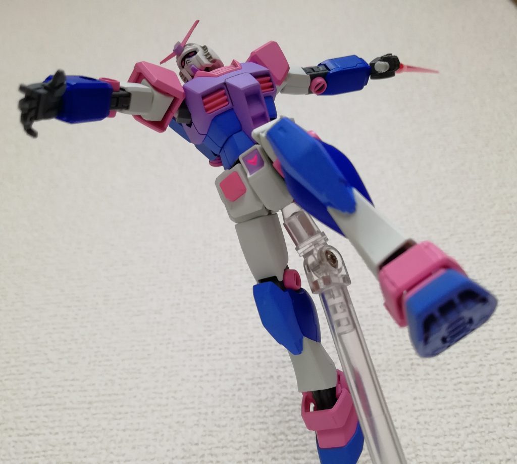 ガンダムと言えばコレ、というポーズです。
個人的にカッコよく撮るのが一番大変なポーズ。