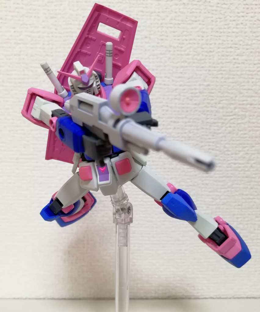 ビームライフル両手持ち。
可動範囲が広いので、こういったポーズも無理なく決まるのがいいですね。