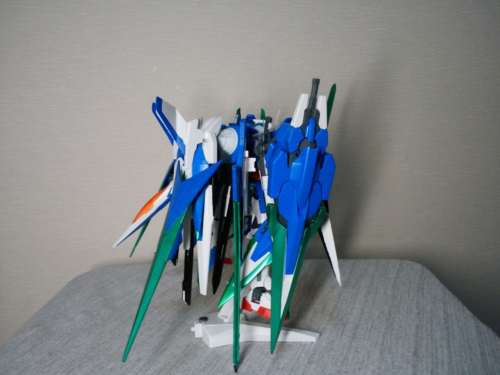 GNバスターソードがマウントされている部分にはGNコンデンサーが搭載している。