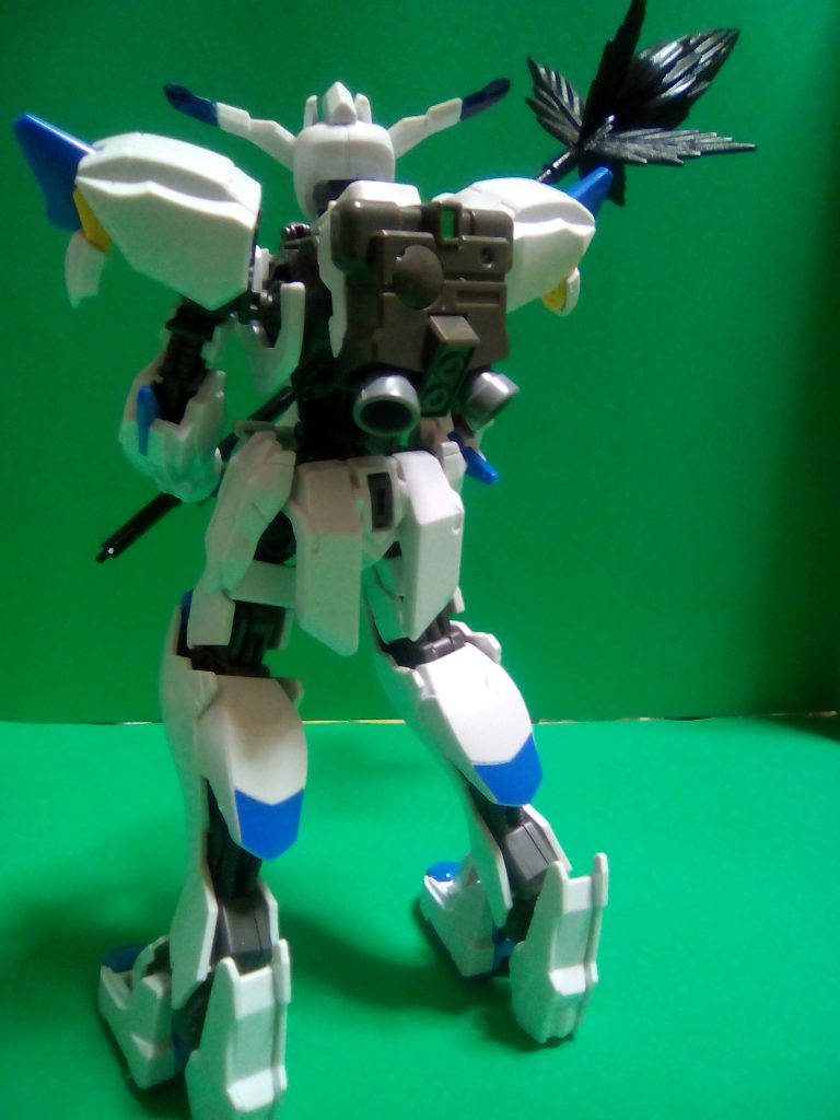 量産型バエルのバックショットです。
 ガンダムバエルの特徴の一つである、翼のような大型スラスターがなくなり、普通のバーニアがついたバックパックになっています。