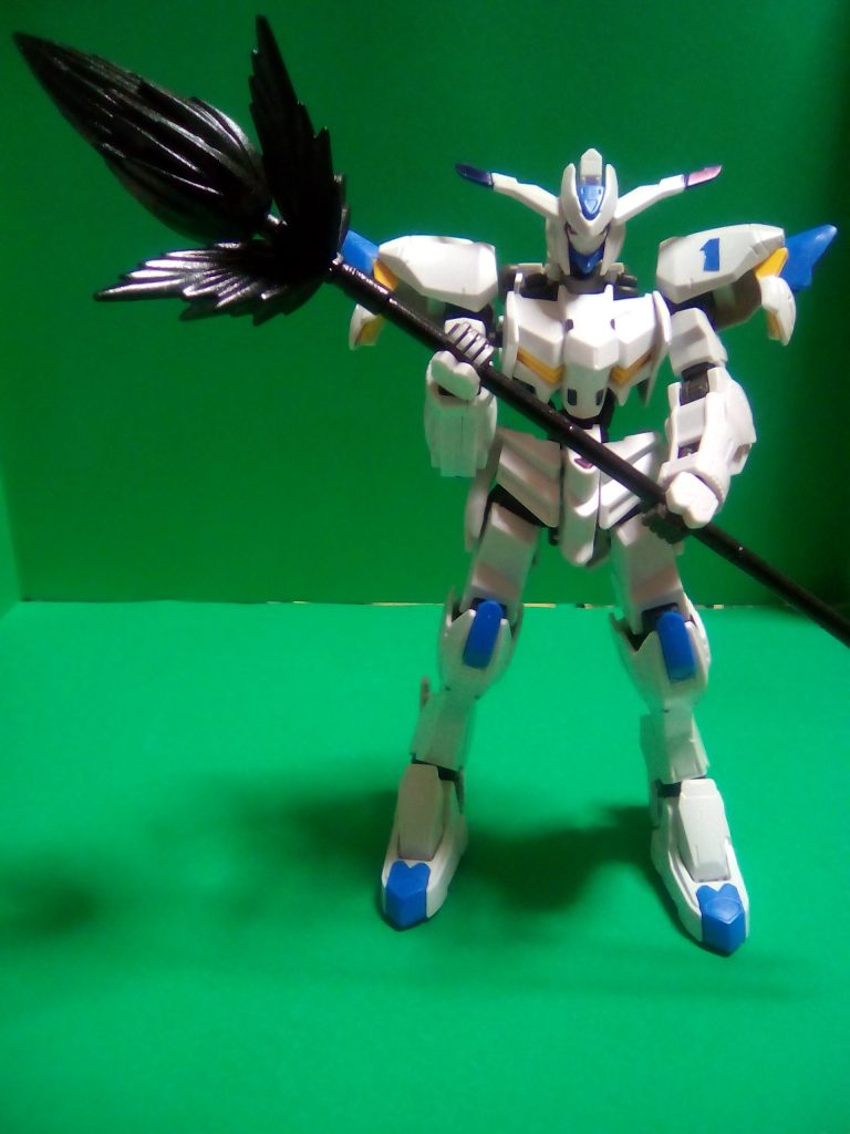 私の妄想の産物(笑)量産型バエルです。
 肩の数字からして1号機ということになります。
 しかし、武器は槍といいつつ、完全に鈍器ですね(笑)。