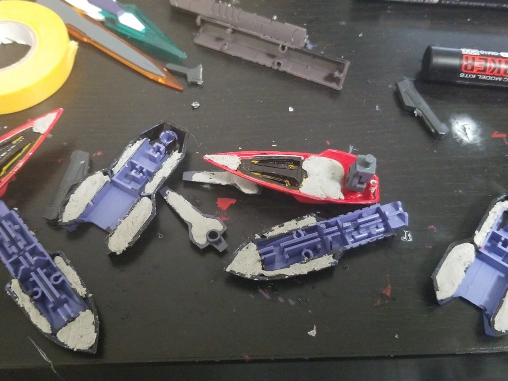 まずは貼りやすいようにもりもりのパテを肉抜きに埋めていく