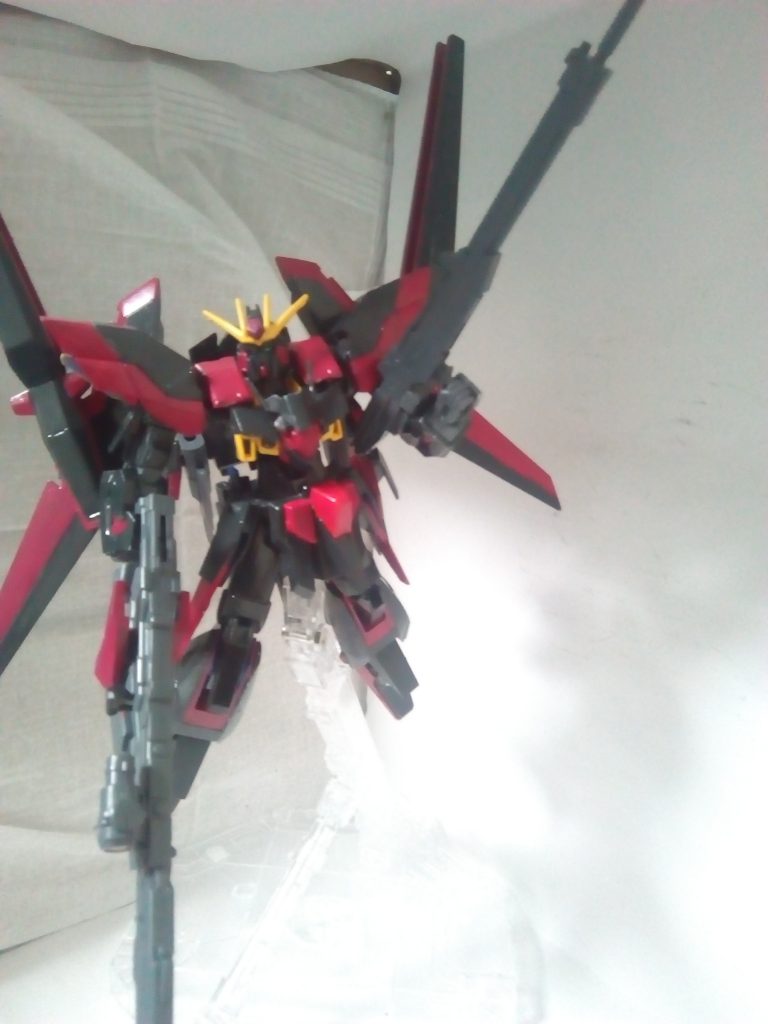 バックパックを上げてビームキャノンっぽくできるし、取り外してビームライフルとしても使える。