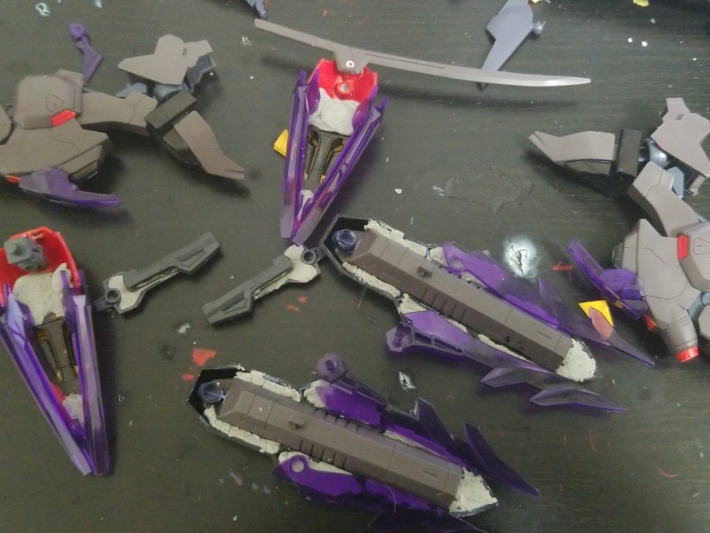 トランジェントグレイシャーの背部ユニットのクリアパーツを使い調整
腰側部の銃はケンプファーアメイジングのハンドガンを使用