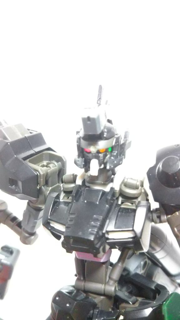 バイザーカメラの下はモノアイぽく。ウヴァルの場合ピンクだとパッとしないので黄色です。サブカメラも何となく貼ってます。