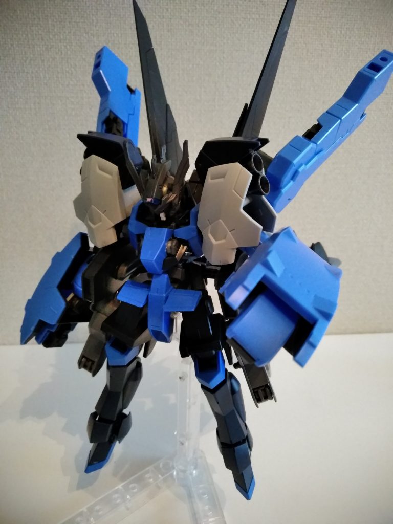 高機動高速モード。間合いを一瞬で詰め殴り倒す戦闘スタイル。