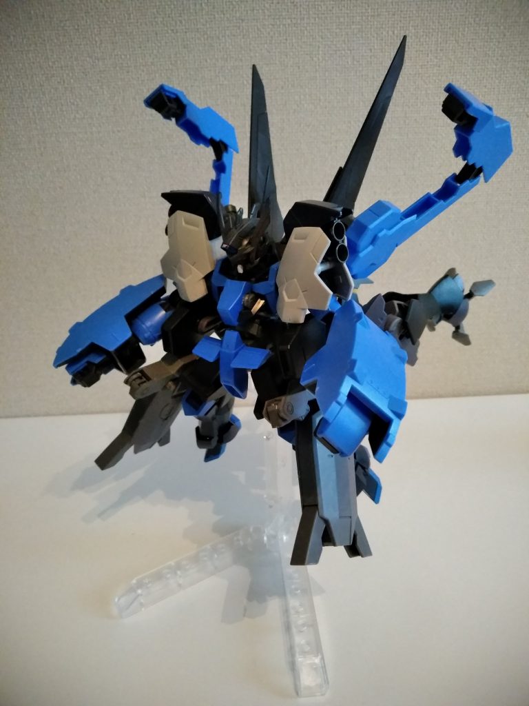 サブアーム展開。高機動ユニットの半分をアームに。無数の腕を持つ怪物のヘカトンケイルから。