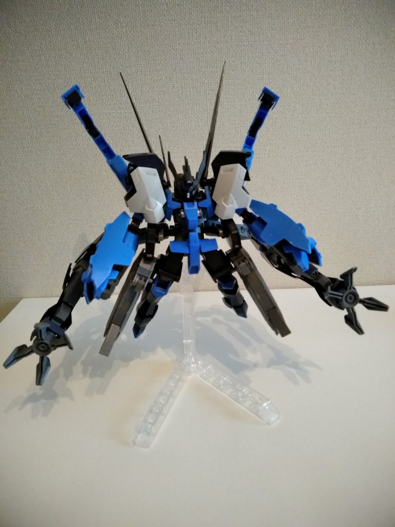 大型アームの展開。ミドルレンジ程度の敵なら、ドリルアームで粉々に。