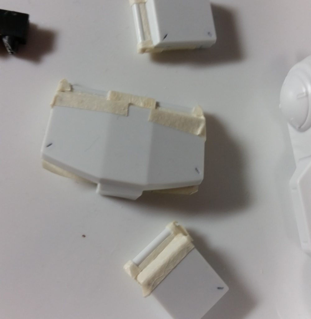 部分塗装の為のマスキング
実はこういうマスキング作業ははじめてです