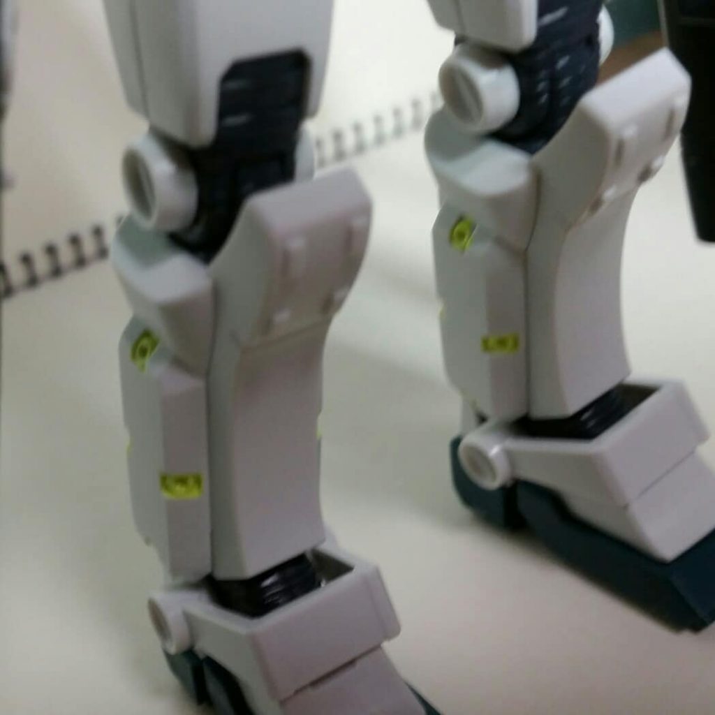 脚のバーニアは蛍光イエローで塗っただけですがライト当てると自然な陰影が出ます