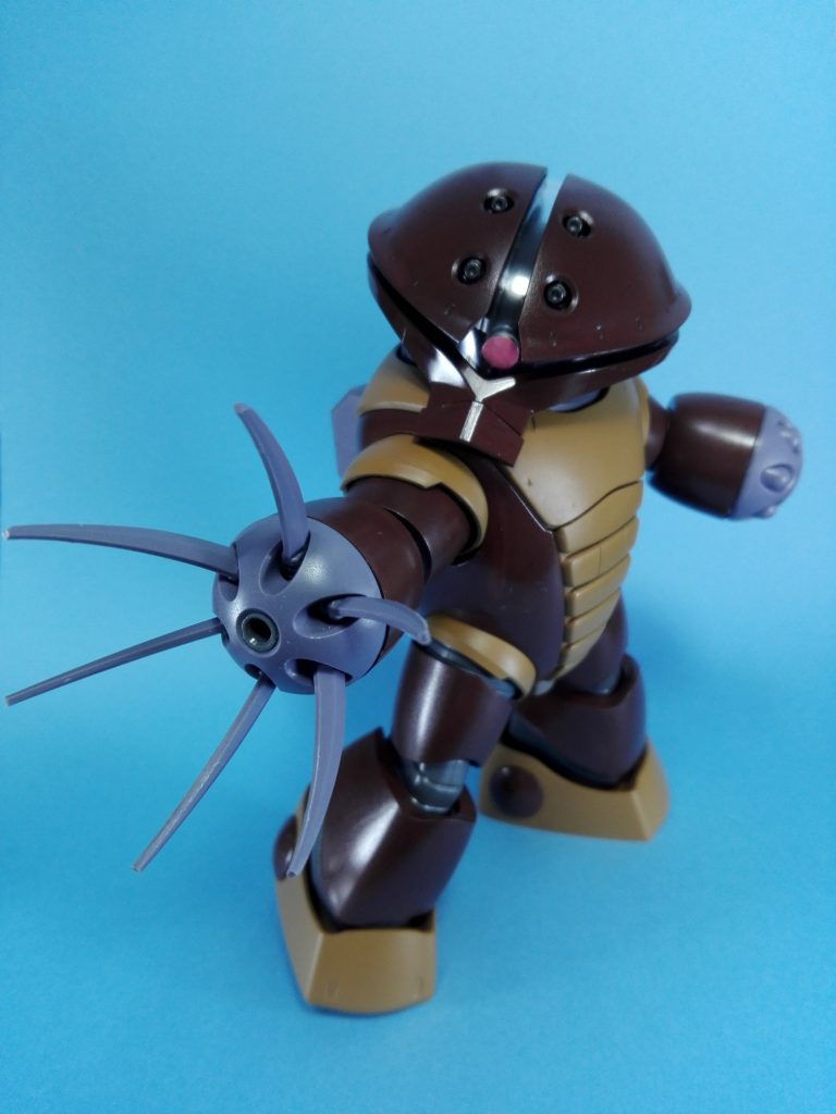 つや消しを吹いたのですが、成形色に直接吹くのとは違い、半光沢の塗料で塗った上からだとなかなかマットになりませんね。塗る時にフラットベースを入れるべきだった…。