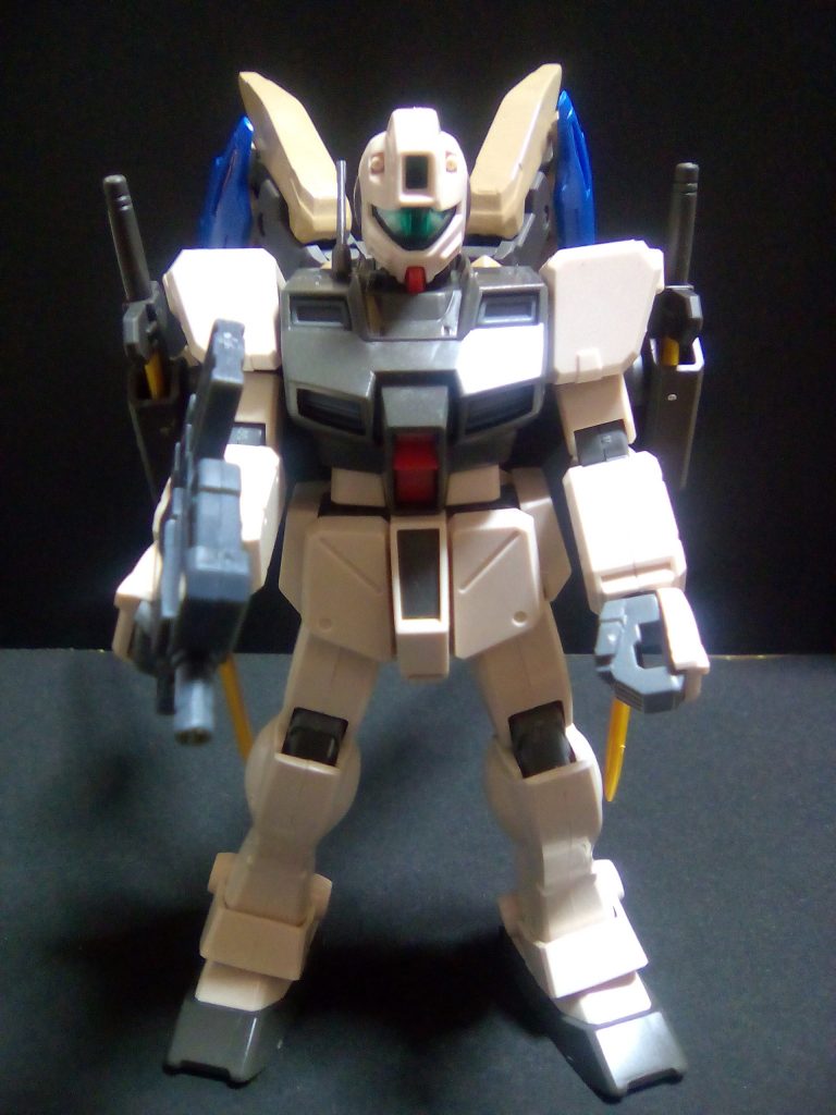 正面カットです。
実験武器は納刀状態で、小振なマシンガンを持っています。
マシンガンはコトブキヤさんのものです。