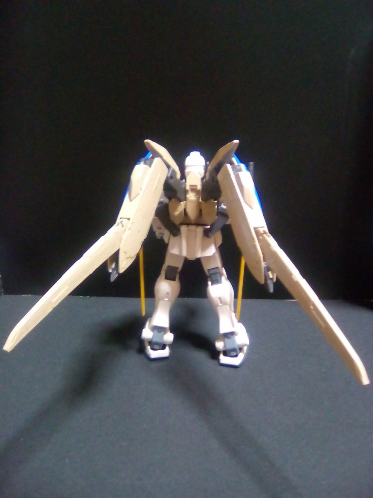 バックショットです。
ウイングガンダムのような形状のツインスラスターです。
設定では高出力だが、機動に安定性を欠き、パイロットが操縦しきれないという物でした。
パーツの出処はガンダムバエルです。