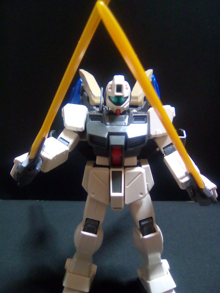 もう一つの実験「実剣はビームサーベルに対してアベレージがあるのか?」のために搭載された2本の剣です。おそらくはルナチタニウム合金製だと思われます。
ジオンのヒートサーベルなどの存在を受けて、ビームサーベルと比較検証されましたが、重量の割に破壊力が小さいという結果でした。
パーツはスラスターと同じくガンダムバエルから。固定部位は同パーツを少し加工して取り付けてありますが、幅的に無理があり、肩関節の動きを制限してしまっています。