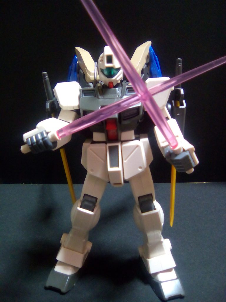 おまけ
ビームサーベルの二刀流です。
ジム・コマンドにはクリアーパーツのビームサーベルが付属していないので、どこかのガンプラの余剰部品から持ってきました。