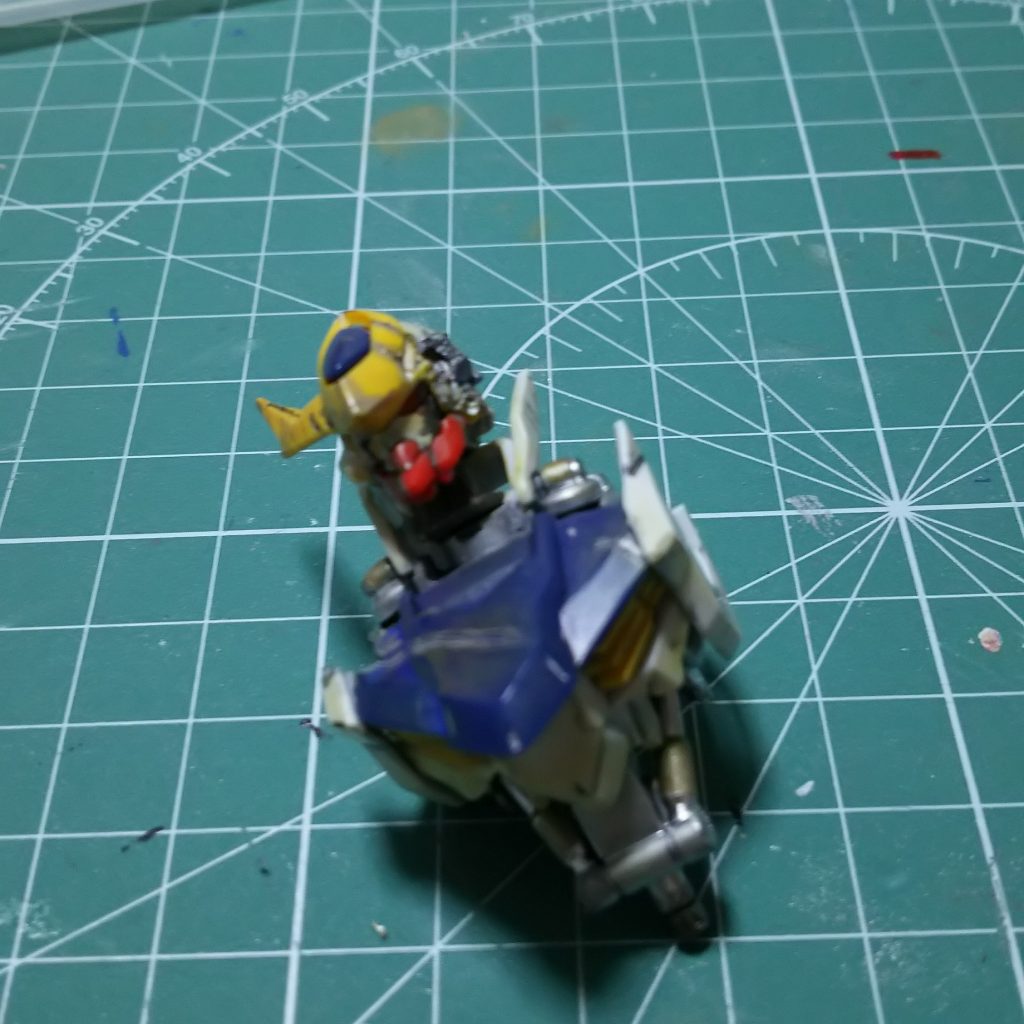 始めは頭の破損部分と胸の傷つけをニッパーと、カッターナイフで着け塗装しました