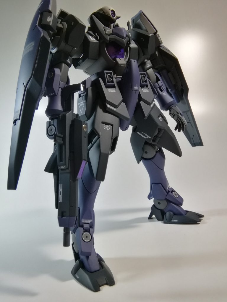 左側からのあおり。デカールが白系しか使えず単調になってしまいました…