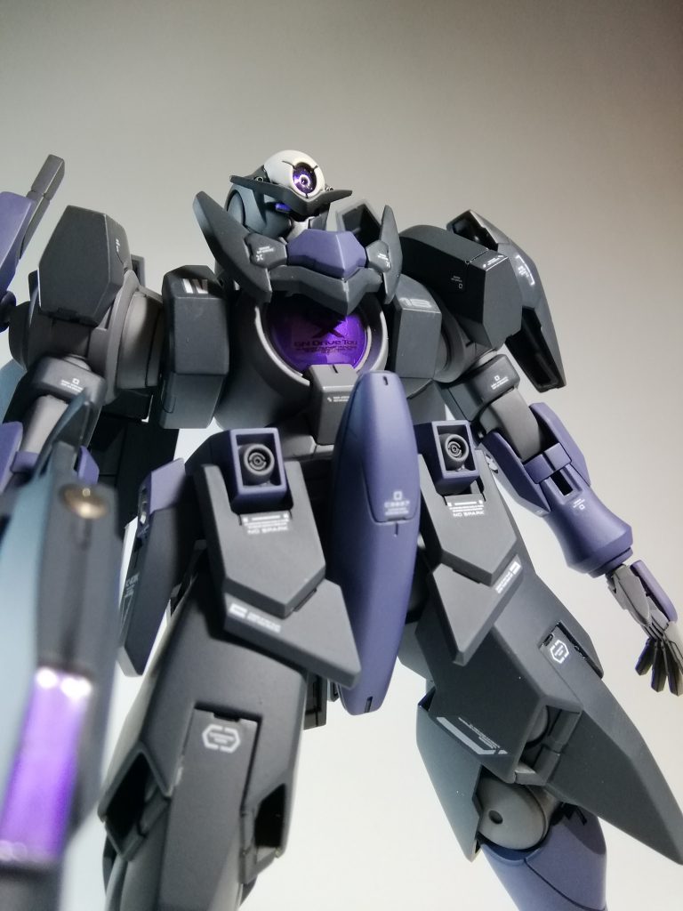 あおりでもう1枚。滅多に見えないツインアイもしっかり色分け。下部のツインアイも一応色分けしてありますがまったく見えませんねこれ