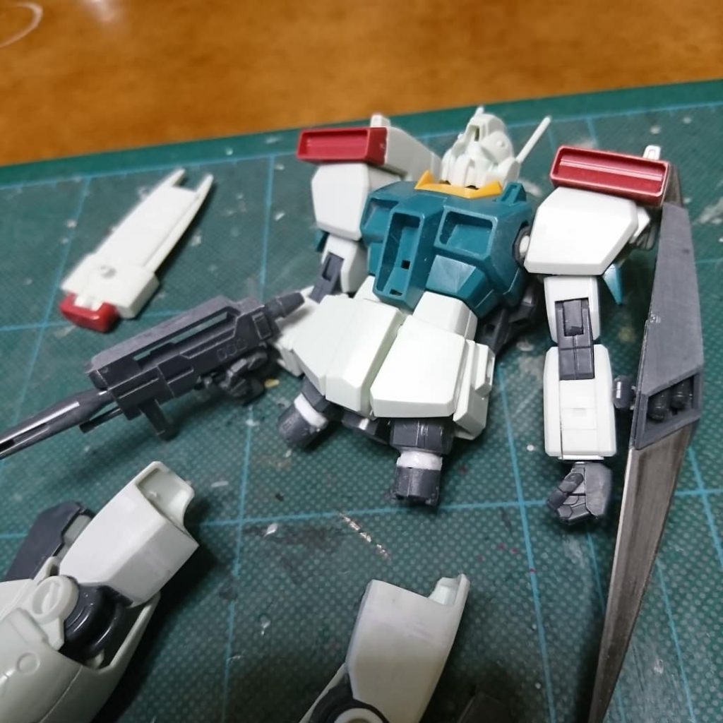 太もものアーマーの延長に伴い、内部フレームの軸も延長してます。