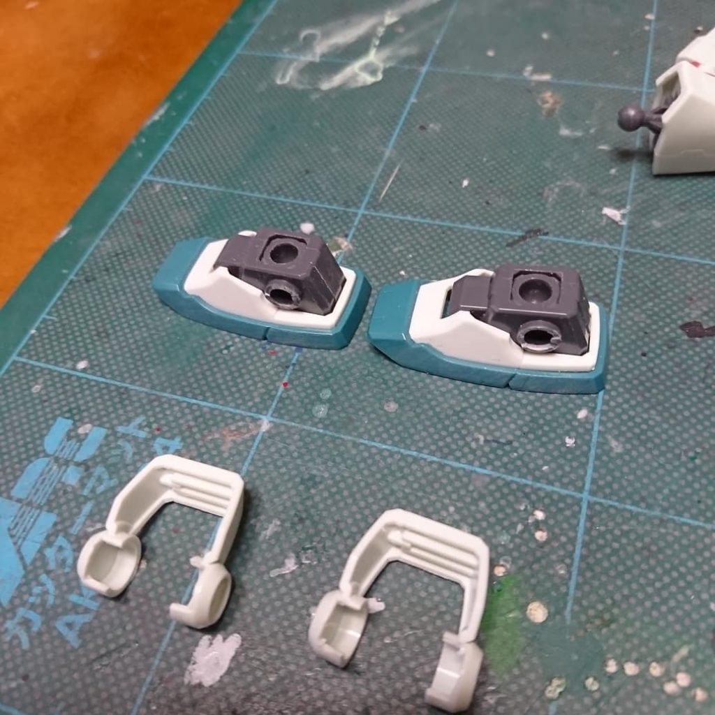 足首のアンクルアーマーの分割が変になっているので、接着して、アーマー下の部分をカットして、付ける方の軸も大幅にカットしました。