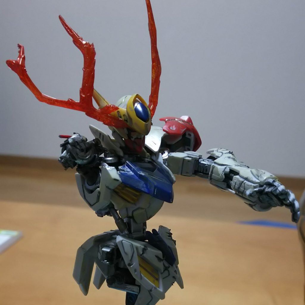 次は、目のメラメラのエフェクトを、ニッパーで加工しつつ、スプレーでメタッリックレッドと、レッドを薄く塗装しました