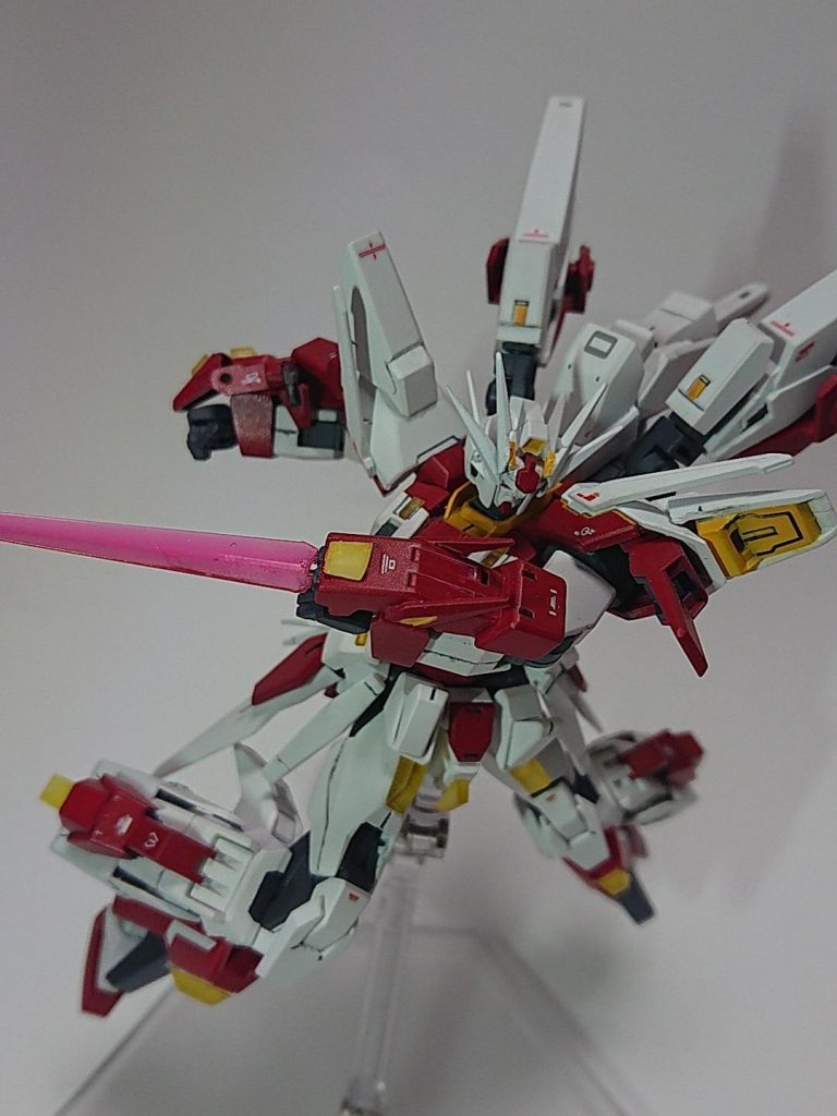 *左腕複合兵装「ブラストクロス」*
ビームマシンガン、カーフミサイルを内臓。
ビーム刃の展開も可能。