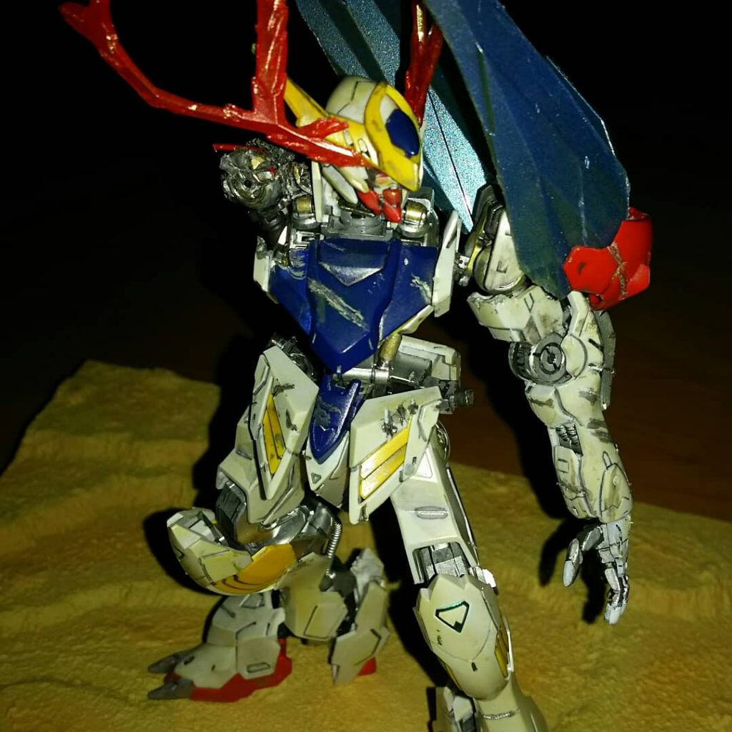 肩のエフェクトをメタリックブルーとブルーで薄くスプレーして、肩の隙間に入るように、加工しました