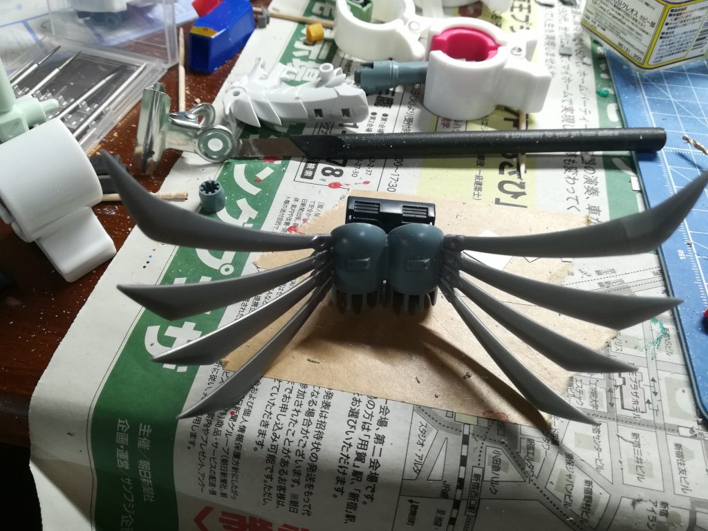 ザクのバックパックの上にプラ棒でガンタンクバックパックを付け、翼は千生から持ってきました。