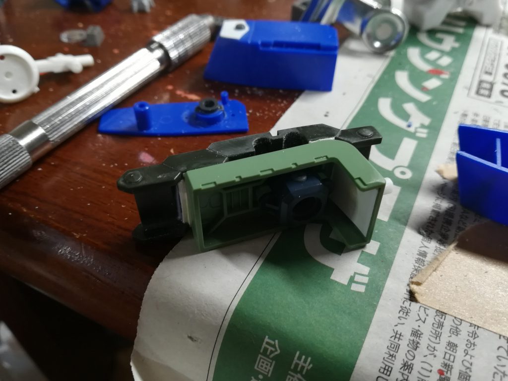 右肩には殺駆頭の鎧を接着し、キャノン用にプラ棒追加してます。