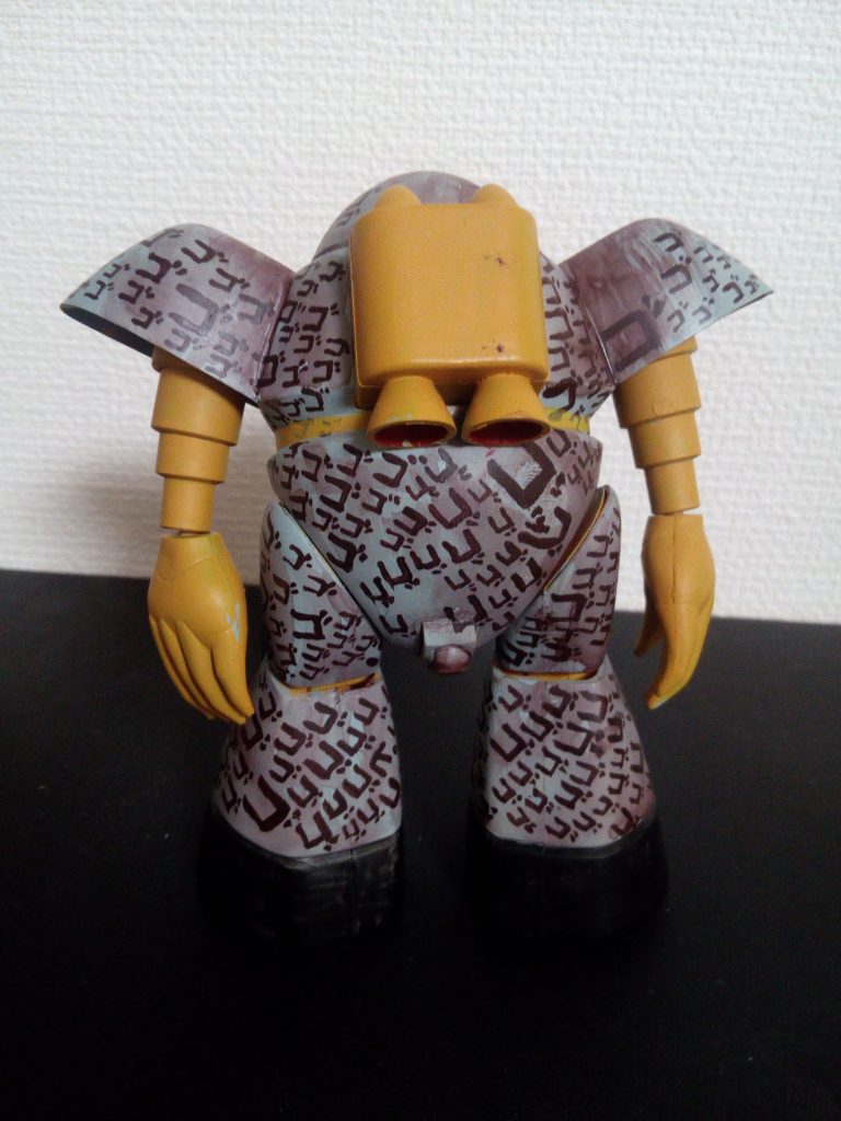 上記の画像2枚を閲覧し、下記の問いに答えよ！

問1.『ゴッグ』の文字はいくつありますか？

問2.『ゴ』『ッ』『グ』以外の文字が一文字隠れています。それは何ですか？