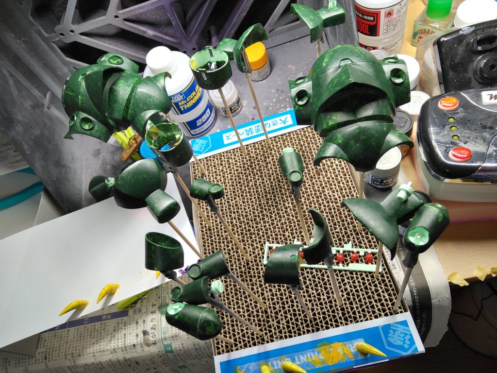 一番下は濃い緑
そこから青やスカイブルーとかで塗装