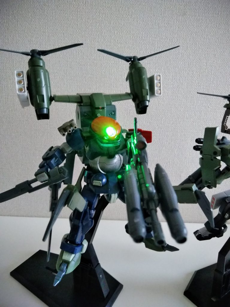 色々な方がもうすでに行ってますが
コトブキヤのライトを使い光るよう加工しました。