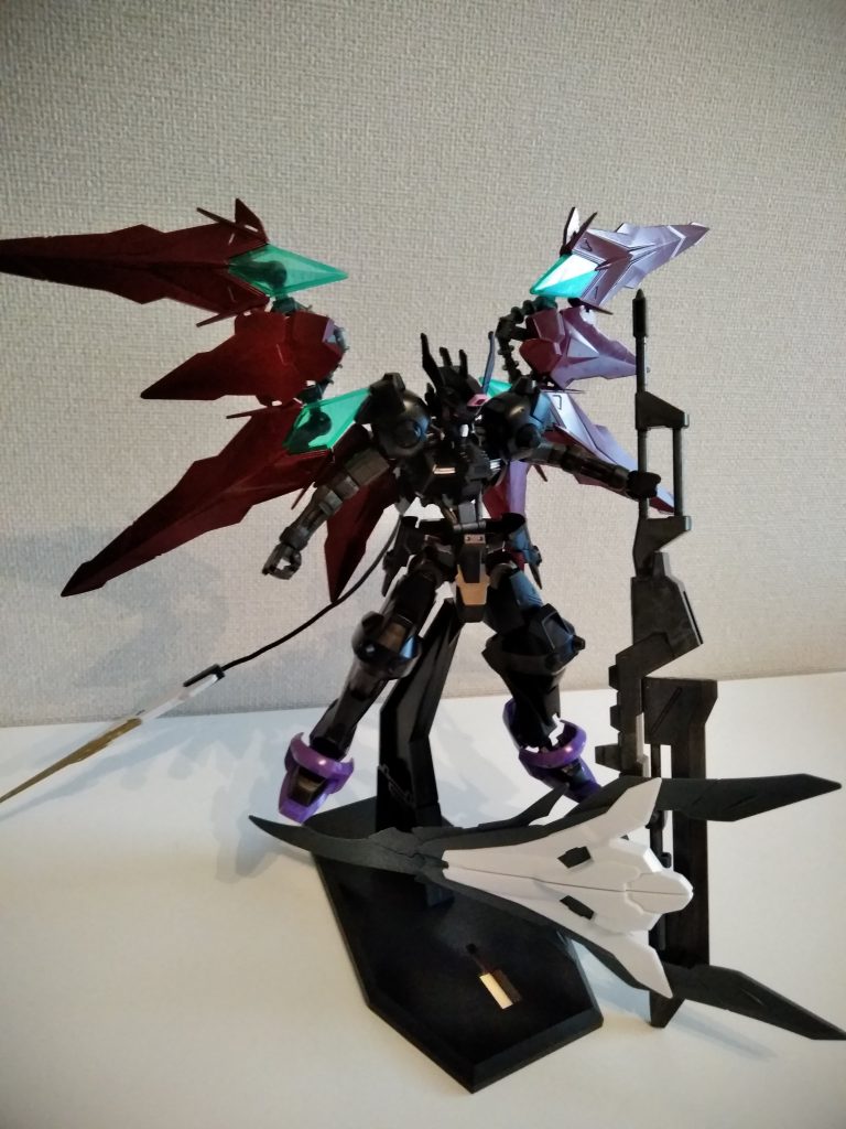 オリジナルで作っていたバスターソード+ヴァイスシナンジュの武装で超大型の鎌ができました。
忍パルスのマントは羽にできないかと考えていてうまいことデスサイズの羽に近い形になりました!